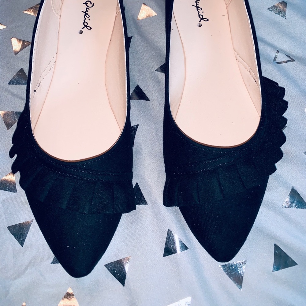 Front ruffle black flats